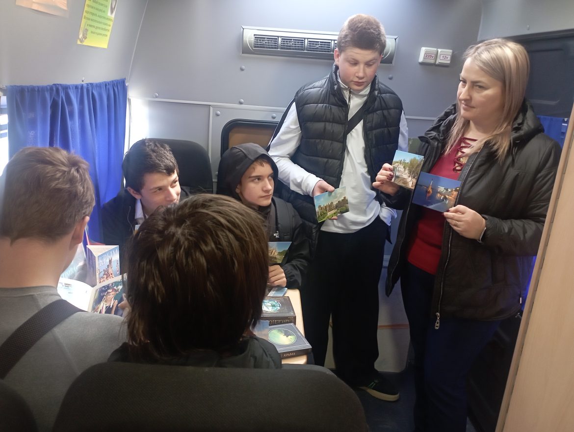 Маленький полуостров большой страны: час исторического сообщения в Мокро-Соленовской школе