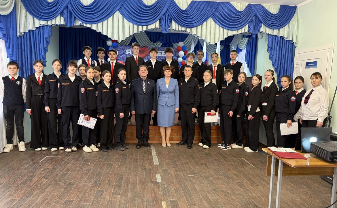 В Волгодонске школьникам торжественно вручили удостоверения «полицейских классов»