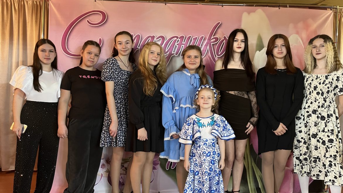  «Ярче всех бриллиантов мира»: в Парамоновском клубе поздравили женщин с 8 Марта