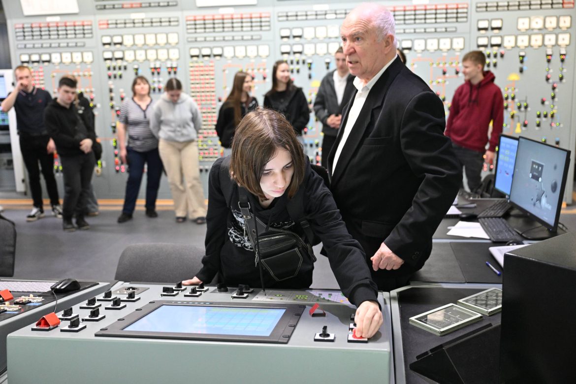 Старшеклассники Южного федерального округа познакомились с работой Ростовской АЭС