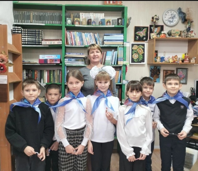 Второклассники Мокро-Солёновской школы отметили женский день в библиотеке