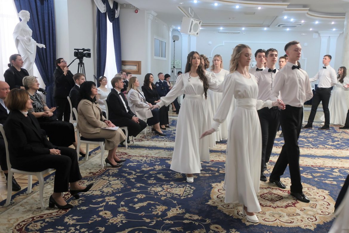 Талантливая молодежь Дона приняла участие в губернаторском бале