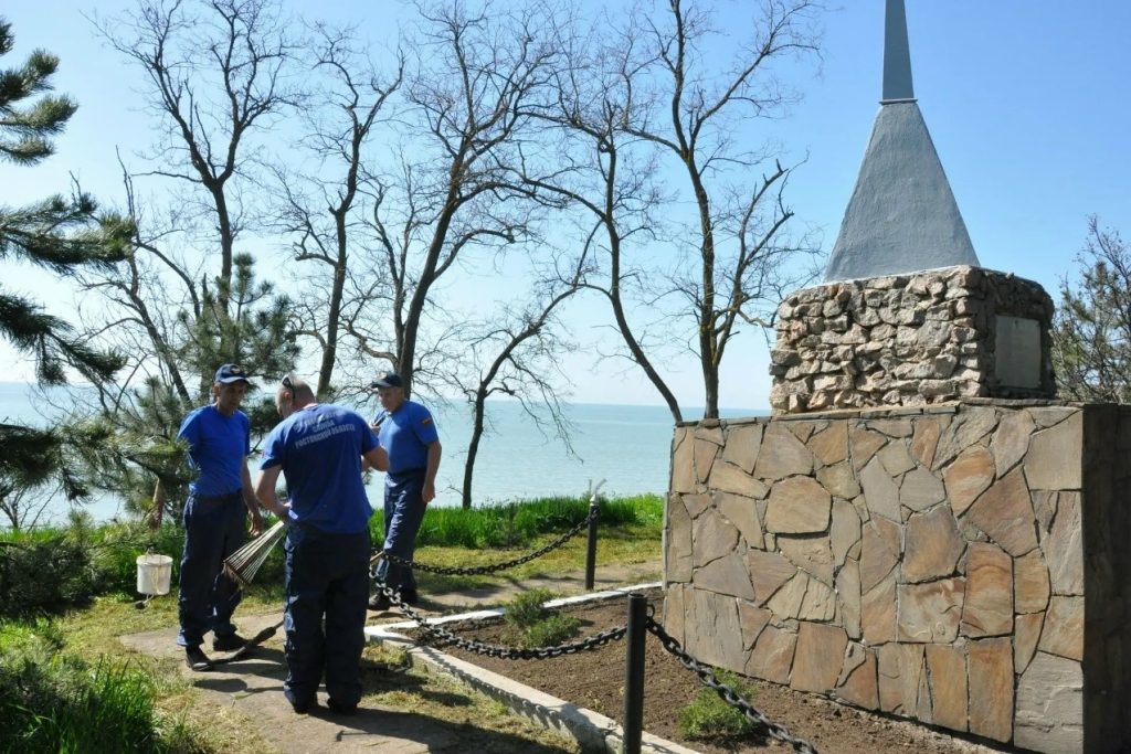 «Дон помнит»: спасатели приводят в порядок памятники героям