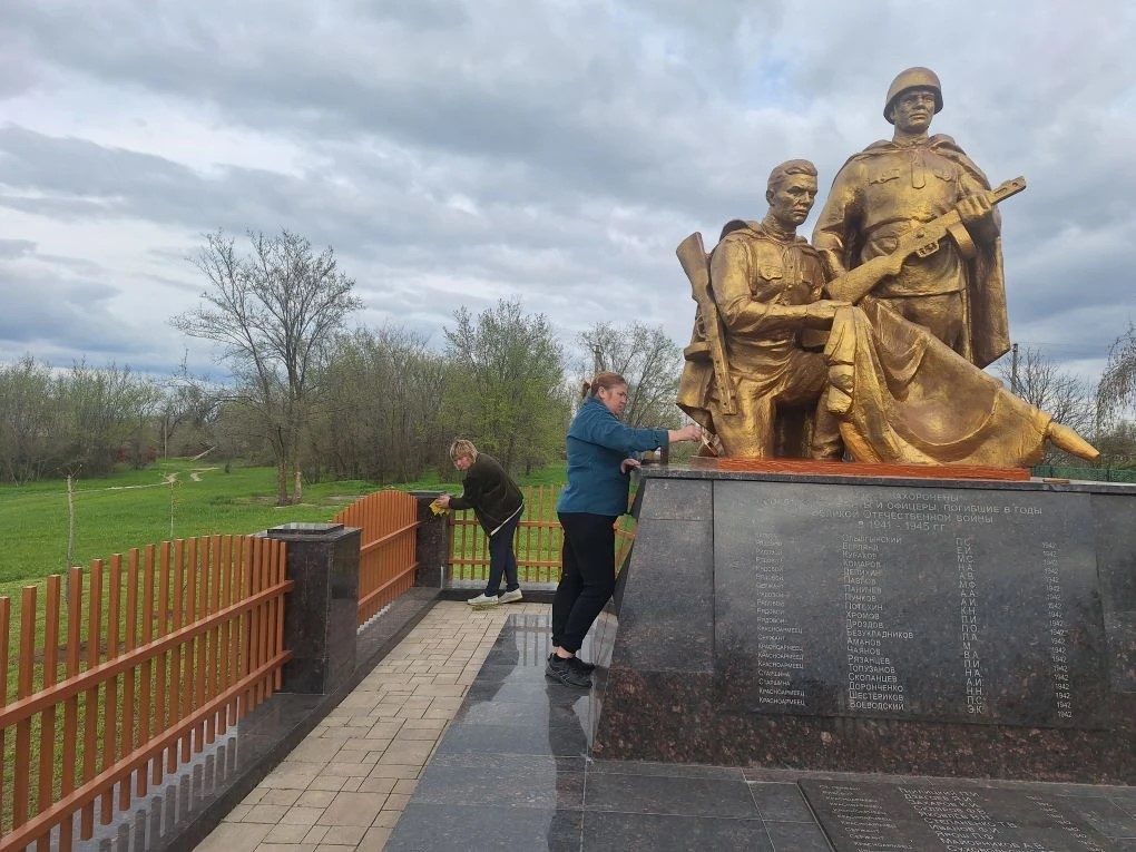 Потаповцы привели в порядок памятник воинам-землякам