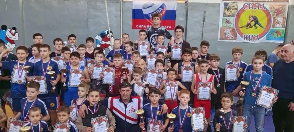 В Южном определили сильнейших борцов на «Кубок Дона»